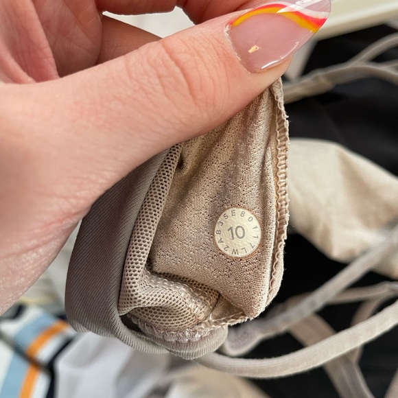 size 10 purple lululemon strappy back sports bra - Picture 3 of 3